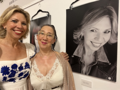 Una fotografía de la chipionera Irene Vélez portada del libro ‘Anónimos Infinitos 3, de Marina Bernal, con la que cierra la trilogía de microrrelatos 