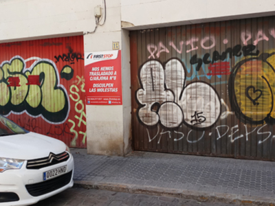 El paisaje de Sevilla contaminado por el vandalismo grafitero.