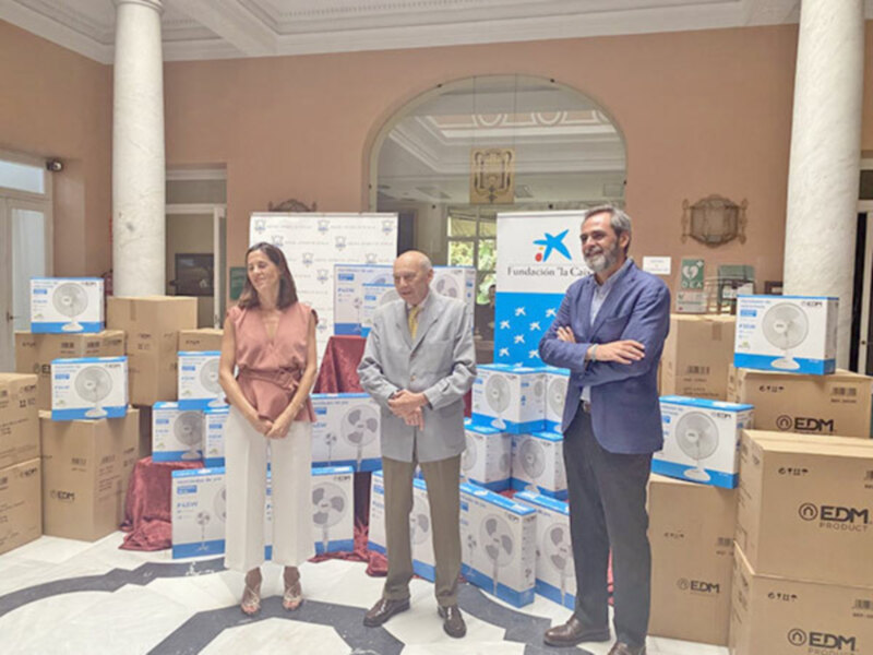 Entrega de ventiladores para donación, representantes de la Fundación La Caixa y EDM Productos.
