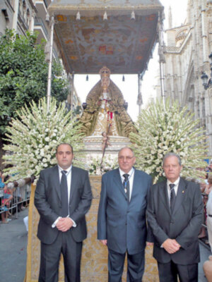 Las Hermanas de la Cruz visten a la Virgen de los Reyes para la festividad de la Asunción de Ntra. Sra.
