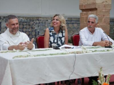 El claustro del Santuario de Regla volvió a ser el mejor marco para un estreno literario.