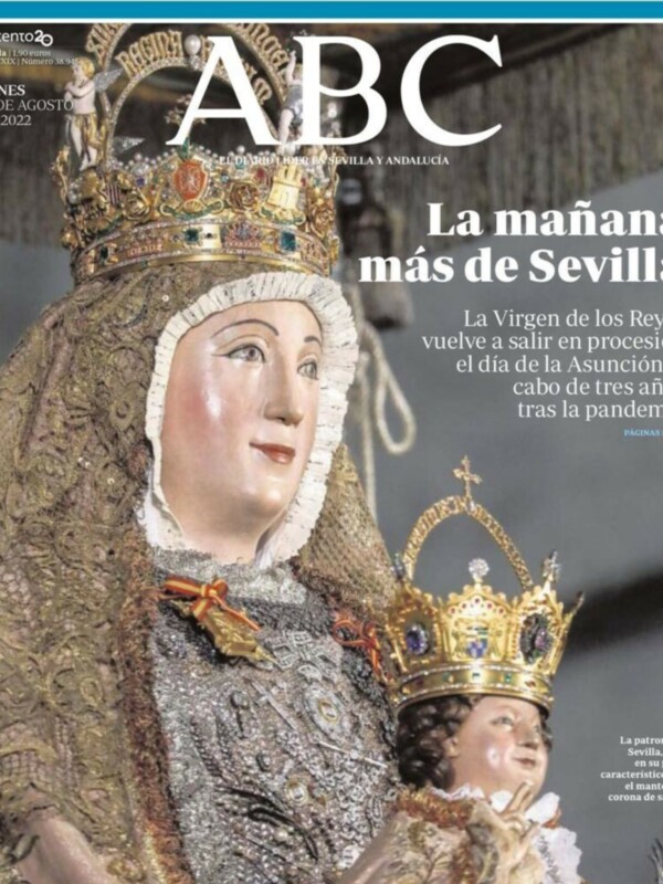 Portada de la revista ABC con una imagen de la Virgen de los Reyes, titulada "La mañana más de Sevilla". La portada indica que la Virgen vuelve a salir en procesión el día de la Asunción tras tres años.