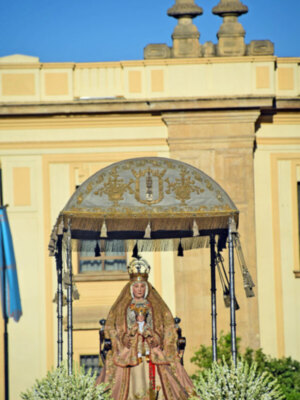 Así lució la Virgen de los Reyes, patrona de Sevilla, en la procesión de este 15 de agosto.