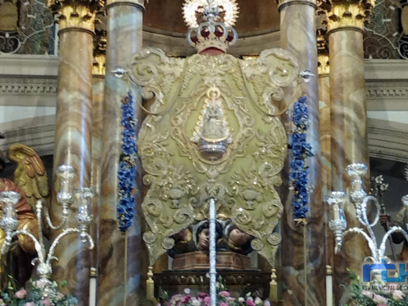 Altar con estatuas religiosas y adornos ornamentales en una iglesia.