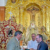 La Hermandad de la Vera-cruz de Alcalá del Río obsequió con la medalla e insignia de la corporación al nuevo estandarte  de San Benito Abad.