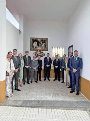 La Hermandad de la Vera-cruz Ilipense inauguró un azulejo cerámico con sus titulares.