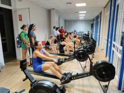 Los veteranos de la Regata Sevilla-Betis también cumplen con el remoergómetro