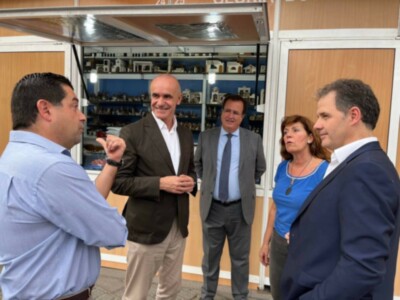 Arranca la XIX edición de la Feria del Belén de Sevilla que se celebra un año más junto a la Catedral y al Archivo de Indias