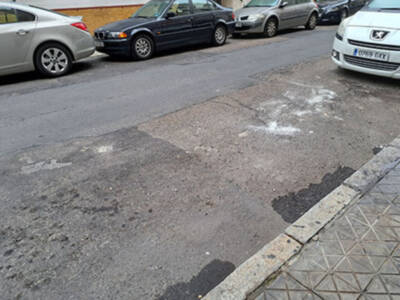 En Sevilla hay calles muy deterioradas que han perdido el asfaltado.