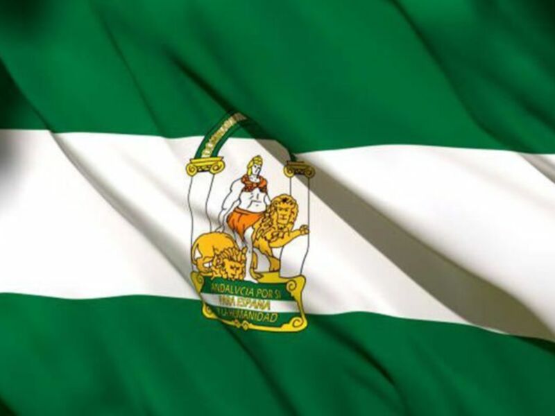 Bandera de Andalucía, España, con su distintivo diseño de rayas verticales y escudo central.