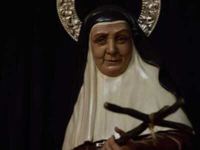 Israel Redondo lleva a Sevilla Este una nueva talla de Santa Angela de la Cruz.