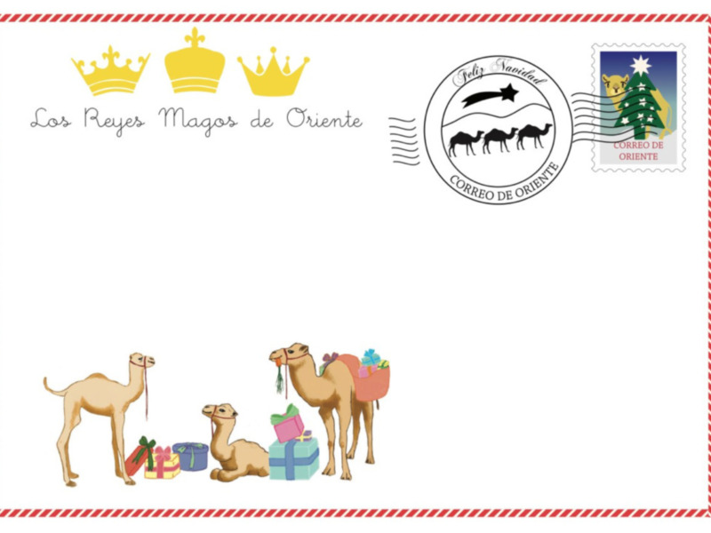 Postal navideña con el logo de los Reyes Magos de Oriente, sellos y dibujos de camellos con regalos.
