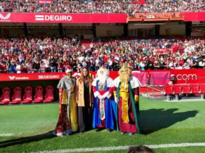 Delegada de Limpieza Pública y Educación del Ayuntamiento de Sevilla, Marisa Gómez, junto a los Reyes Magos del Distrito Sur