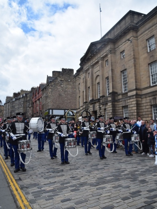 Desfile militar con soldados en uniforme y tambores en la ciudad de Edimburgo, Reino Unido.