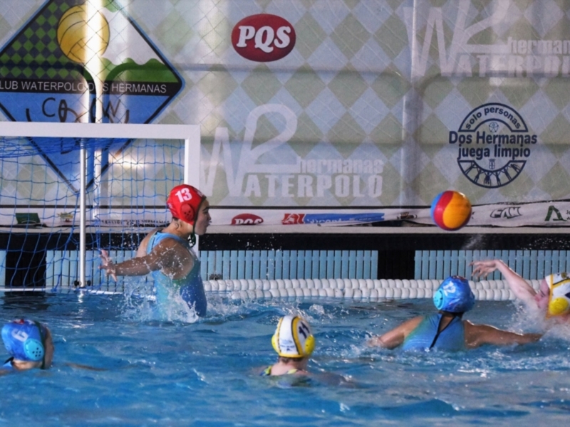 Jugadoras de waterpolo en acción durante un partido en el Club Waterpolo Dos Hermanas.