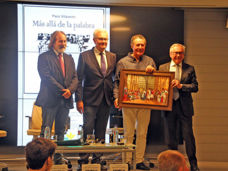 Entrega de un premio durante una conferencia sobre 'Más allá de la palabra'.