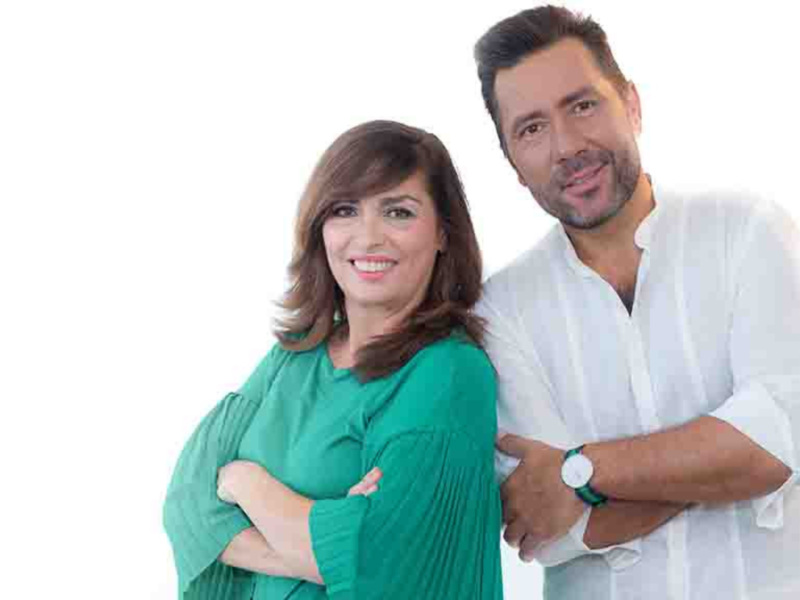 Pepe Da-Rosa y Ana Carvajal, presentadores de Canal Sur Radio, maestros de ceremonia del espectáculo previo al alumbrado de la Feria de Sevilla