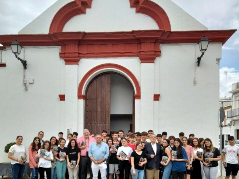 PRESENTACIÓN DEL LIBRO 'GRACIA MONTES, LA VOZ DE CRISTAL' A ESCOLARES en LORA DEL RÍO
