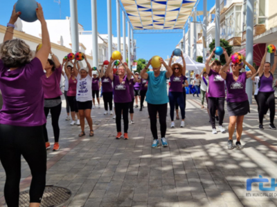 Una mesa informativa y una sesión de Pilates en el Día Internacional de la Fibromialgia y Síndrome de Fatiga Crónica en Chipiona