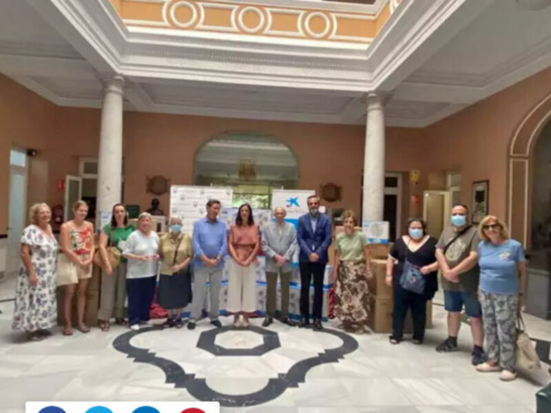 Una reunión formal en un edificio elegante, con una fila de personas de pie en un salón con columnas y un suelo decorado.