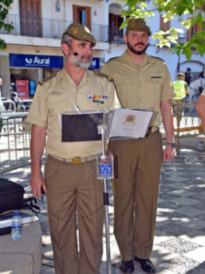 El Ejército de Tierra celebró ante el monumento del sevillano Luis Daoiz y Torres el izado de Bandera
