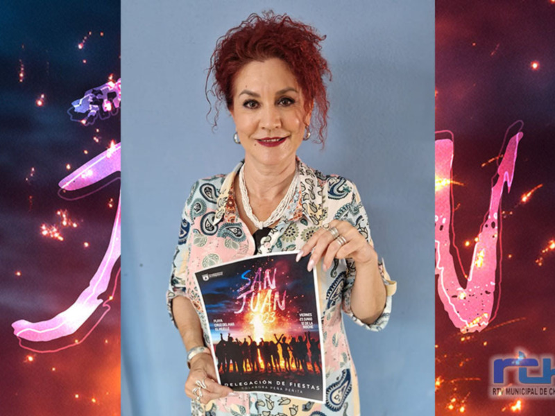 A una mujer con cabello rojo y vestida con un top estampado, sosteniendo un libro titulado "San Juan". El fondo es una explosión de colores con destellos, y la imagen está firmada por "RCH".