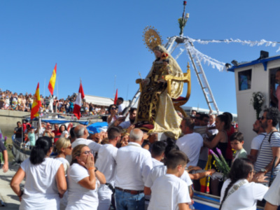 Los barcos pesqueros de Chipiona, acompañaron a la Virgen del Carmen, hasta alta mar y volvieron enseguida a puerto