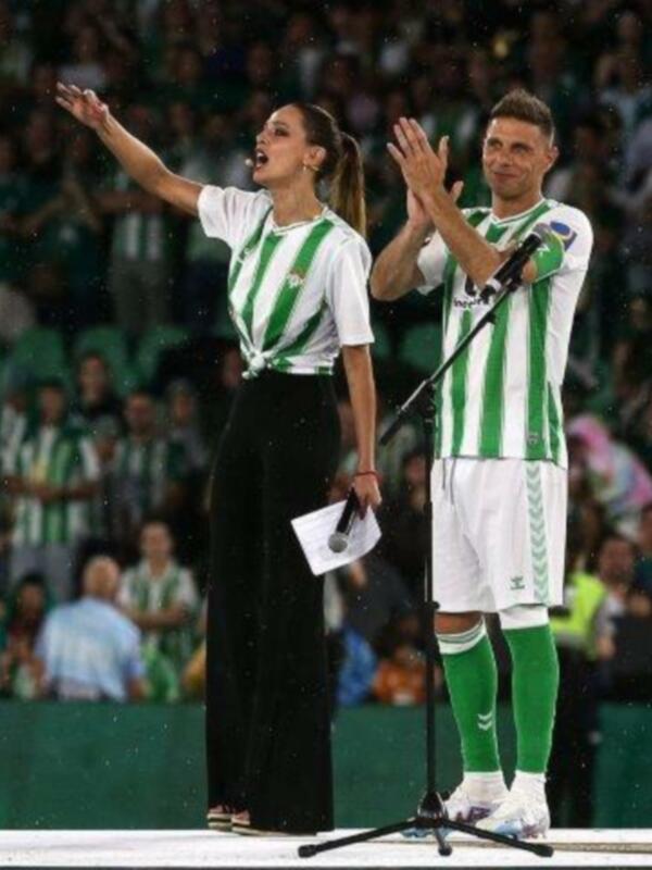 Presentación de la bandera durante un partido de fútbol.