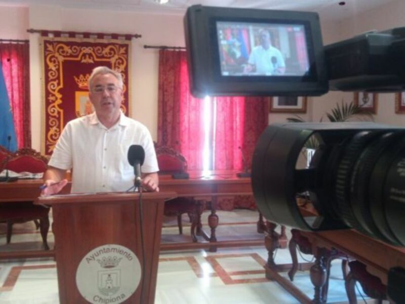El presidente de la Junta de Castilla y León, Juan Vicente Herrera, se dirige a los medios en un evento oficial. La imagen muestra a un hombre en una sala de conferencias, frente a un micrófono y un panel con la bandera regional. La cámara de video está enfocada en el hablante, capturando su discurso.