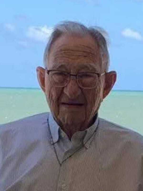 Retrato de un hombre mayor con fondo de mar y cielo azul claro