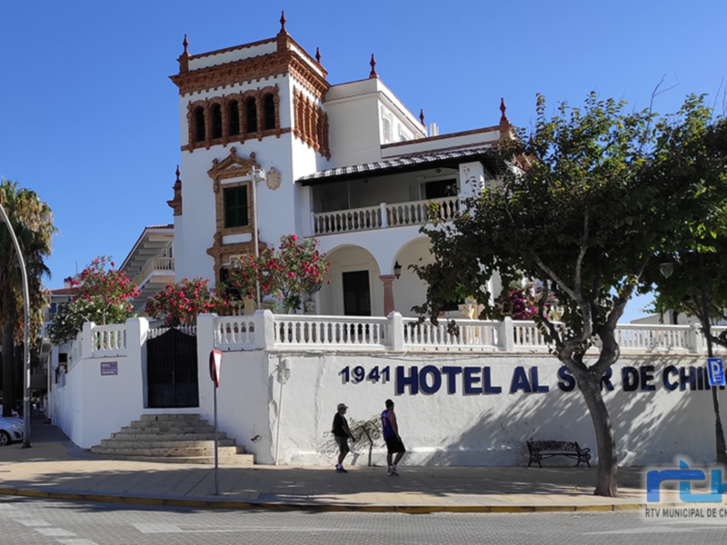 Hotel Al Sur de Chiriquí, 1941. Edificio colonial con balcones y columnas. Personas caminando junto a la entrada principal. Fondo de árboles y cielo azul claro.