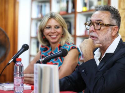 MANUAL PARA LA PEQUEÑA EMPRESA DE MODA. Es el tercer libro de #PedroGonzález que presento la periodista Marina Bernal en la librería Verbo de Sevilla