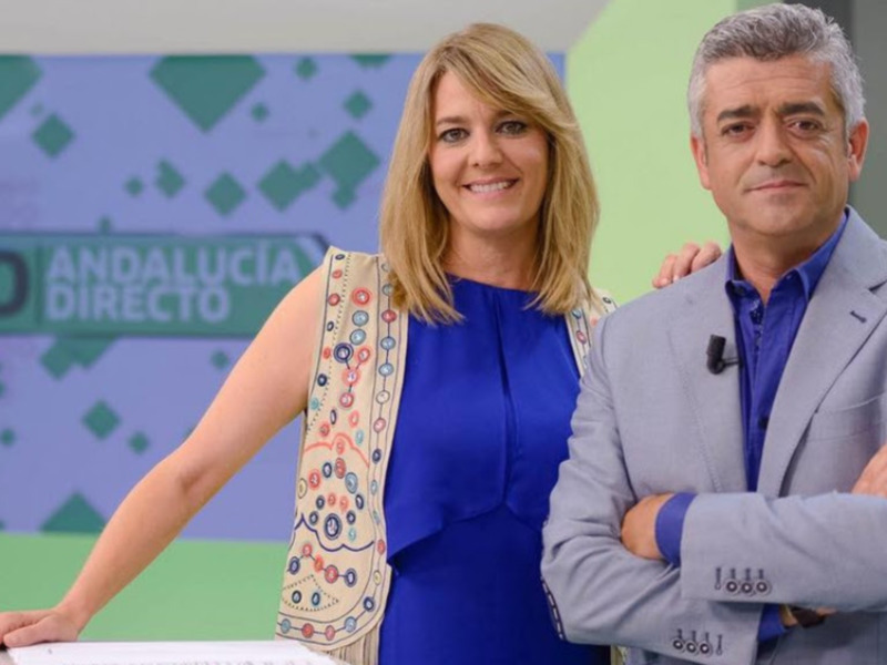 Presentadores de AD Andalucía Directo en un estudio de televisión.