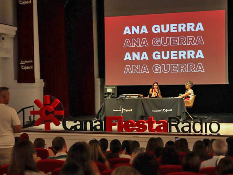 Ana Guerra, presentadora de Canal Fiesta Radio, en una conferencia en el Teatro CajaCanarias.