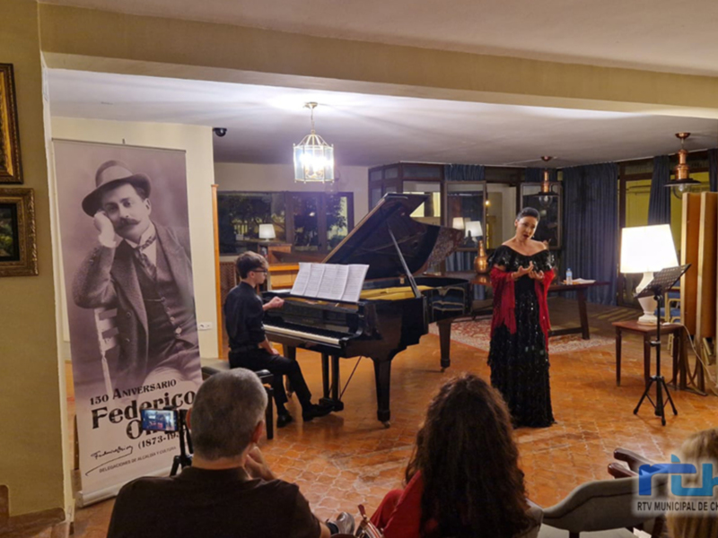 Concierto de música clásica con pianista y cantante en un ambiente acogedor, conmemorando el 130º aniversario de Federico Chueca.