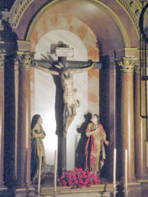 La Agrupación Cristo del Buen Fin  celebra la misa de Réquiem, en la Parroquia de Ntra. Sra. de la Asunción de Alcalá del Río