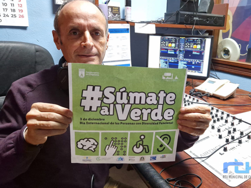 Hombre sosteniendo un cartel promocionando el Día Internacional de las Personas con Diversidad Funcional el 3 de diciembre.