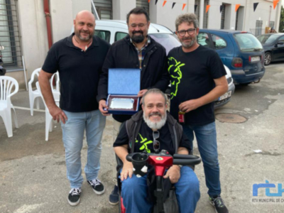 La Peña Motera Los Zumbaos homenajea a Radio Chipiona por sus 40 años de vida agradeciendo su constante colaboración con la entidad 