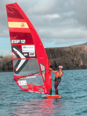 Ensayo premundialista de Pilar Lamadrid en los iQFoil Games de Lanzarote