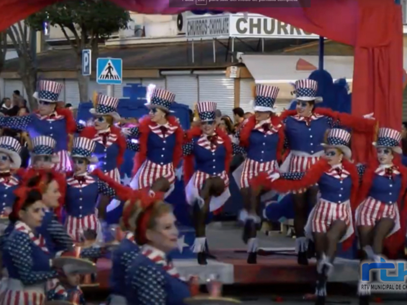 Desfile de disfraces patrióticos en Churruca, Navarra.