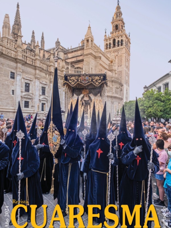 Procesión de Semana Santa en Sevilla, con nazarenos y paso procesional frente a la Catedral de Sevilla.