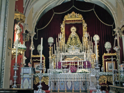 Altar efímero para los cultos de Septenario de la Hermandad de la Soledad de Alcalá del Río.