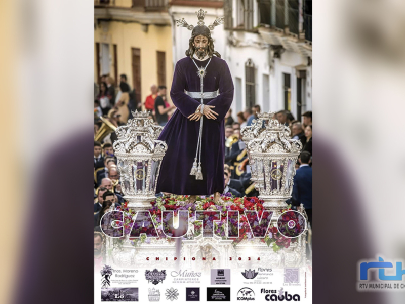 Estatua religiosa en procesión con flores y decoración, acompañada de un público en la calle. Se observa el logo de la municipalidad de Chipiona en la parte inferior.