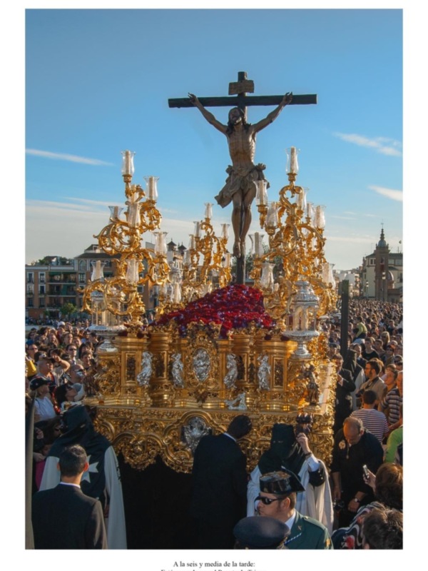 Procesión con imagen del Cristo de la Buena Muerte en Sevilla, España.