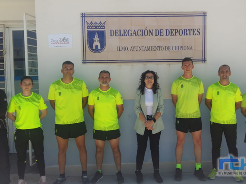 Equipo de atletismo de Chipiona posando frente a la Delegación de Deportes del Ayuntamiento de Chipiona.