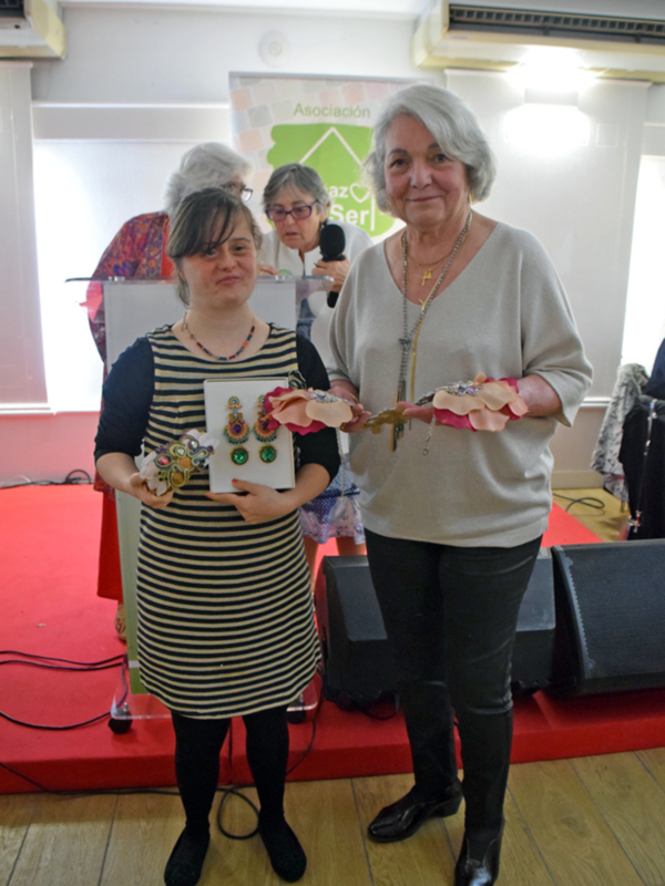Premiación en evento de la Asociación Ser, con participantes destacando su trabajo artesanal.