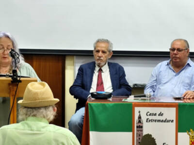 En la casa de Extremadura charla-coloquio, a la Sevilla que se fue por Carlo Varela presidente del Ateneo de Triana