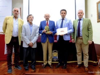 La Asociación Cultural Tradiciones Sevillanas entregó  al Ateneo de Sevilla su más alta distinción