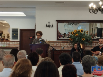 ‘Memorias de una matrona de Chipiona’, un libro sobre la trayectoria vital y profesional de María José Ruiz López que servirá para ayudar a Cruz Roja