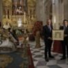 El alcalde de Sevilla, José Luis Sanz, entrega la réplica de la medalla de la ciudad de Sevilla a la